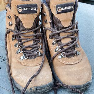 Earthshoe woman's hiking boots size 6.5